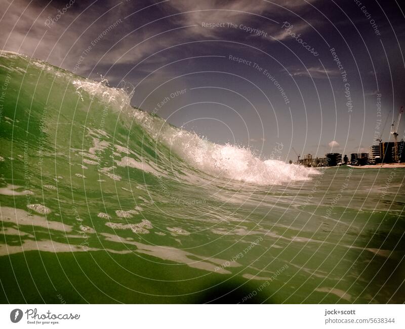 große Welle vor Tallebudgera Wellenbruch Wellenschlag Wellenkamm Natur Pazifik Gischt Bewegung Urelemente Australien Meer Wellengang Küste Wellenform Himmel