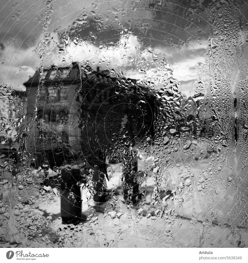Unscharfes Gebäude hinter verregneter Glasscheibe s/w Regen Regentropfen Fenster nass Aussicht Haus Wassertropfen Tropfen schlechtes Wetter Fensterscheibe