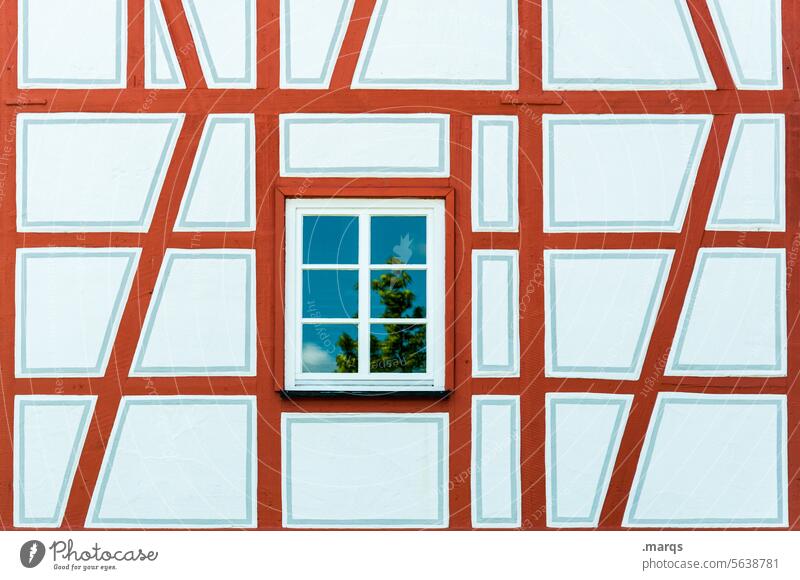 Fenster im Fachwerkhaus Strukturen & Formen Muster Fachwerkfassade alt historisch Altstadt Heimat Linien und Formen Stabilität Bauwerk Konstruktion Ordnung