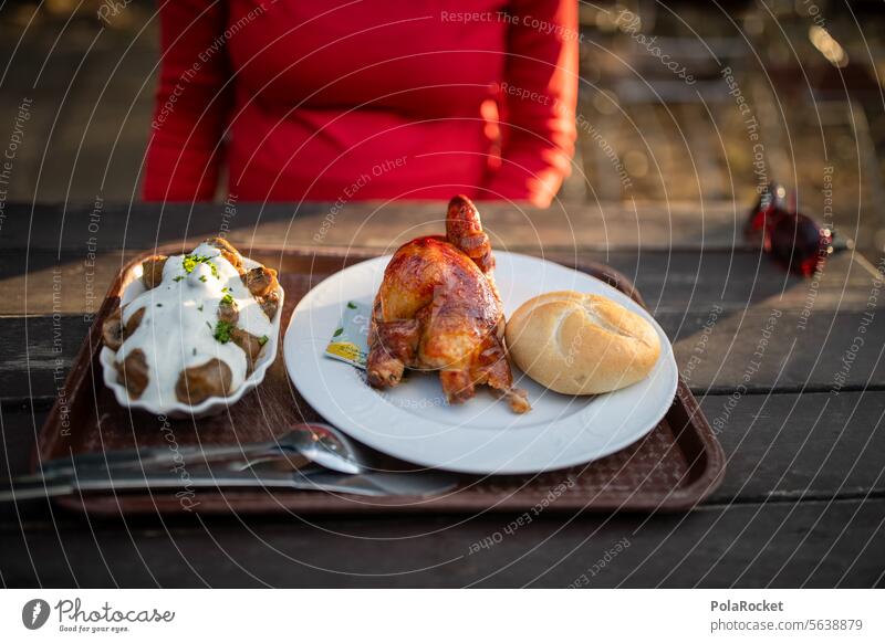 #A0# Chick Hühnchen Hühnchenbrust Hühnchenschenkel Oktoberfest lecker broiler Lebensmittel Biergarten draußen Brötchen Farbfoto