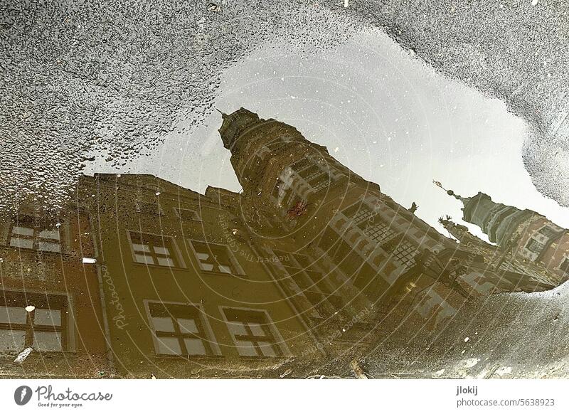 Danzig, Polen. Spiegelung in einer Pfütze Spiegelungen wasser Haus Himmel Turm Altbau City düster dunkel Stadt Reflexion Außenaufnahme Farbfoto menschenleer