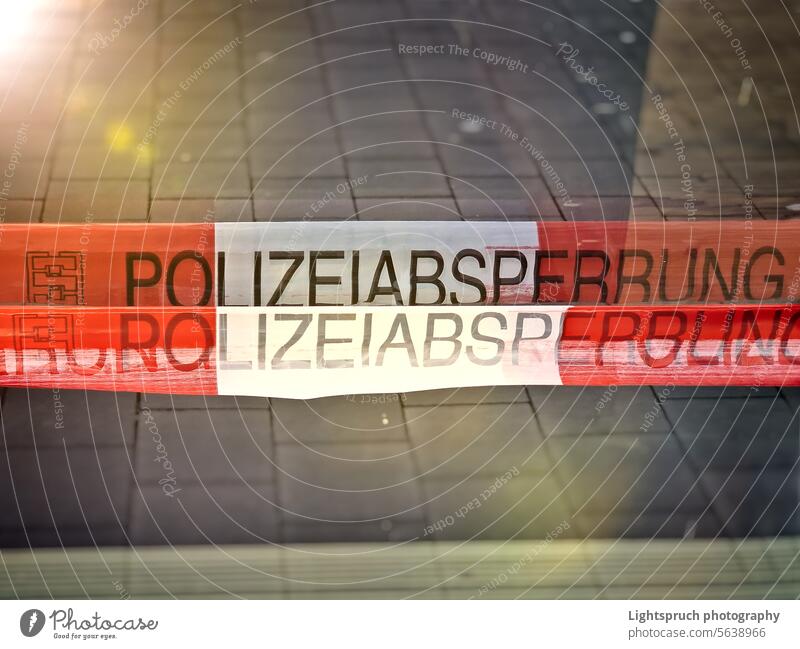 Absperrband "Polizeiabsperrung" bei einem Polizeieinsatz in Deutschland. Unfälle und Katastrophen Verbrechen Kordon - Grenze strafrechtliche Ermittlungen