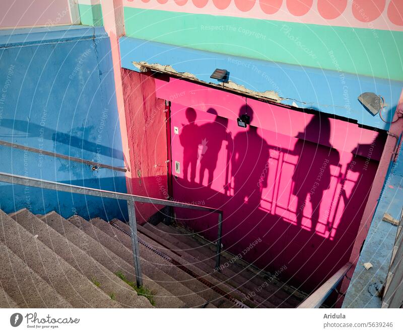 Farbenfrohes Schattenfoto Menschen Wand Fassade Bunt Silhouette Personen Mauer Kontrast Licht Architektur Haus Gebäude Familie Familienfoto Sonnenlicht abstrakt