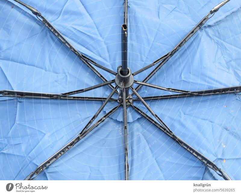 Dem Sturm zum Opfer gefallen Regenschirm Gestänge kaputt Farbfoto blau hellblau Menschenleer Unterseite Metall Stoff Detailaufnahme Strukturen & Formen Muster
