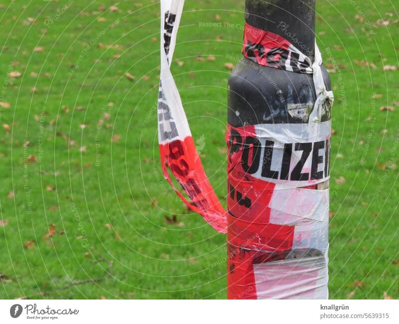 Schief gewickelt Absperrband Laternenpfahl umwickelt Sicherheit Menschenleer Polizei rot-weiß Flatterband Schutz Verbote Strukturen & Formen
