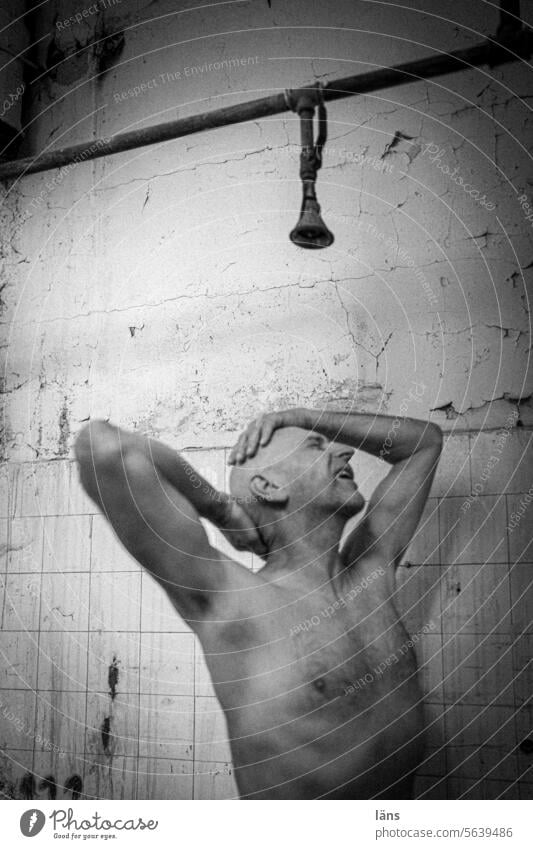 Waschzwang l Lost Land Love lll Körperpflege Sauberkeit Dusche (Installation) duschen Unter der Dusche (Aktivität) Duschkopf Fliesen u. Kacheln Mann nackt