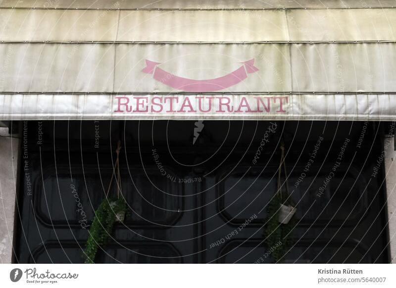 restaurant markise band banner banderole namenlos verlassen geschlossen eingang fassade außen verwittert patina gastronomie business topfpflanzen hängepflanzen