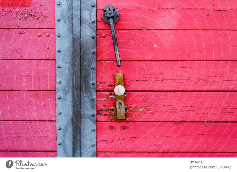 Altes rosa Tor Eingang Tür pink pinkfarben Ausgang Türgriff Holzlatte Eingangstür geschlossen Sicherheit Türklinke Holzwand verschlossen Holzfassade Nahaufnahme