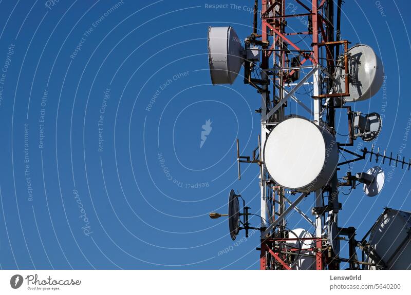 Telekommunikationsantenne mit mehreren Satellitenschüsseln gegen den blauen Himmel Antenne Ausstrahlung Rundfunksendung Zelle Mitteilung Anschluss Daten digital