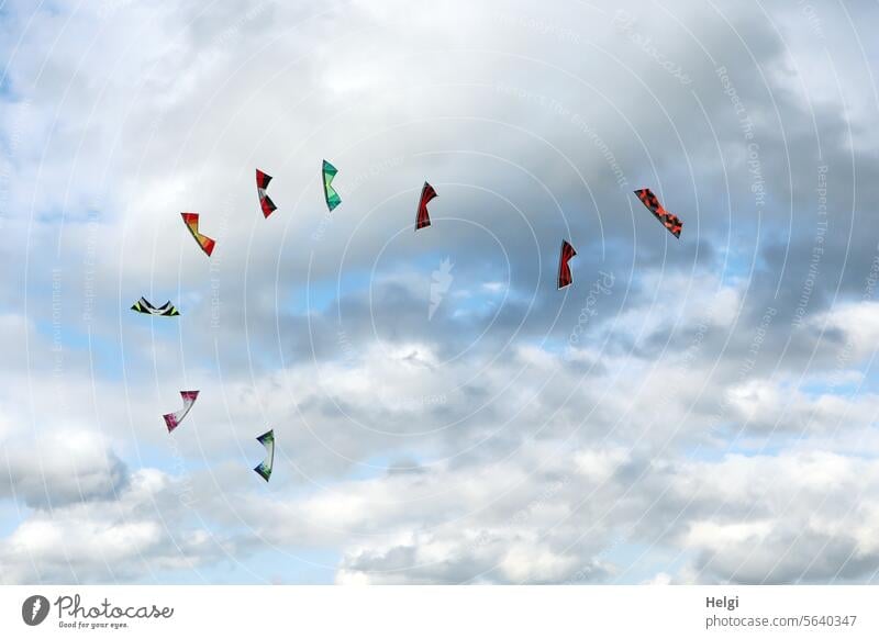 Lenkdrachen-Formation vor bewölktem Himmel Drachen Wolken fliegen Leichtigkeit Formationsflug Drachen steigen lassen Freizeit & Hobby Freude Herbst Wind