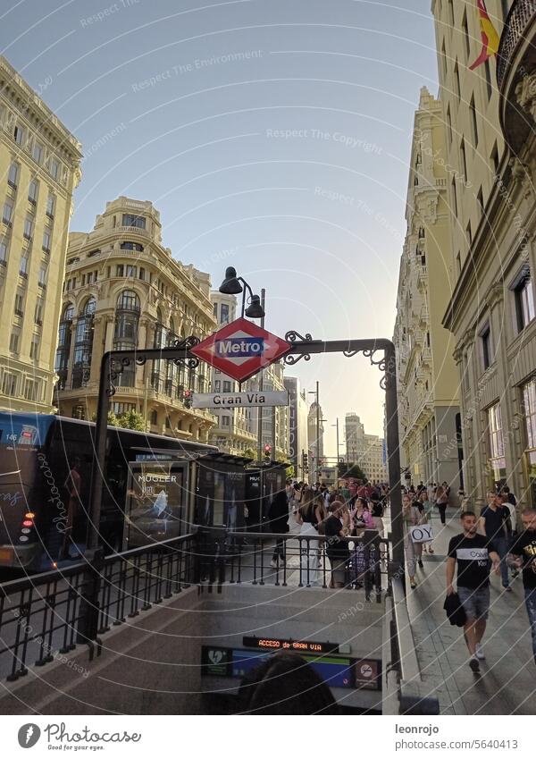 Eine Straßenszene im Zentrum von Madrid während des Tages vor der Metrostation Gran Via! Mittagssonne Urlaub reisen touristisch Tourismus Mittagspause flanieren