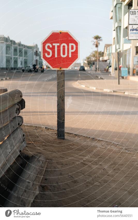 Lesen Sie die Zeichen Stoppschild Verkehrsschild stoppen Hinweisschild rot Warnschild Verkehrswege Farbfoto Stadt Schilder & Markierungen Straße Sicherheit