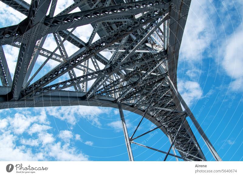 wer immer strebend sich bemüht... Stahl Metall gigantisch hoch oben Brücke Stahlkonstruktion Verstrebung Detailaufnahme Stahlträger Brückenkonstruktion