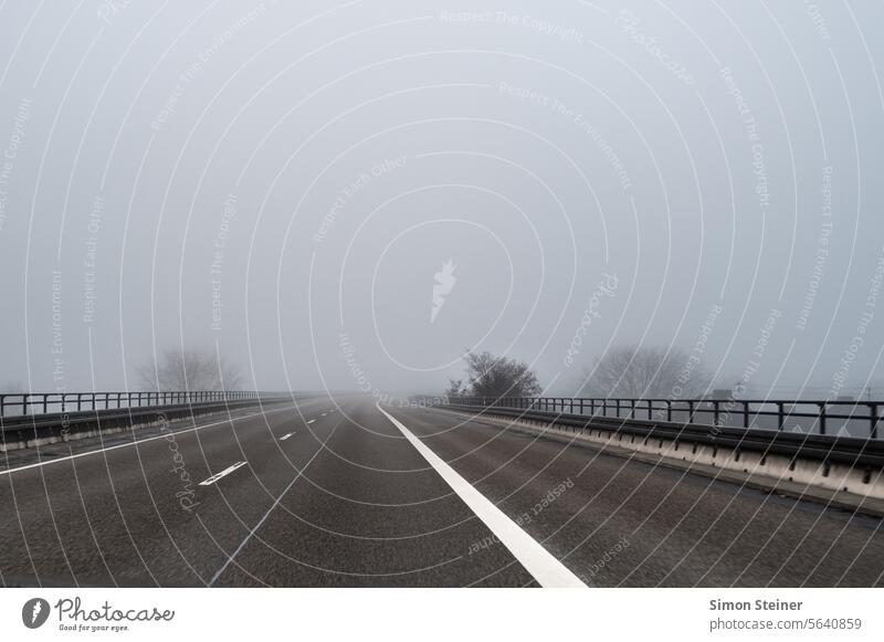 Autobahn im Nebel Verkehr reisen Natur