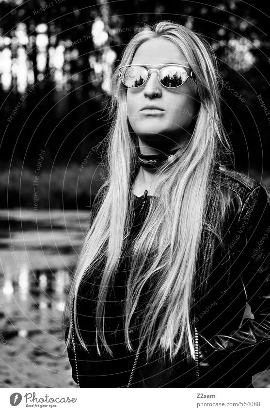 DARK ANGEL Lifestyle elegant Stil feminin Junge Frau Jugendliche 18-30 Jahre Erwachsene Landschaft Wasser Baum Sträucher Wald Mode Lederjacke Halsband