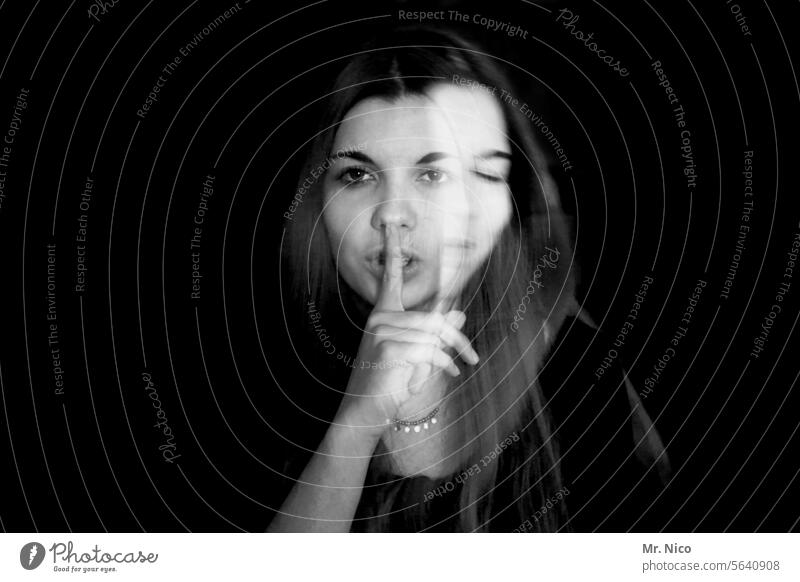 Psssst. schweigen stille zeichen Mimik Geste leise Zeigefinger portrait Finger pssst Kopfschütteln zwei Gesichter Angststörung Gefühle abstrakt Experiment