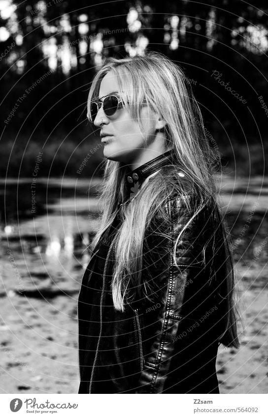 Rock 'n' Roll Lifestyle elegant Stil feminin Junge Frau Jugendliche 18-30 Jahre Erwachsene Natur Landschaft Wald See Mode Lederjacke Halsband Sonnenbrille blond