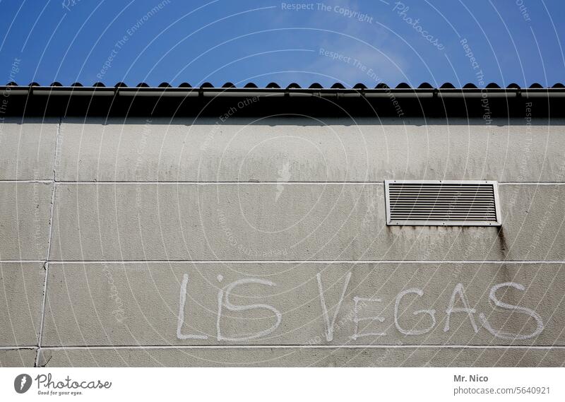 Lis Vegas Gebäude Fassade Dach Himmel Dachrinne Lüftungsschlitz Lüftungsschacht Graffiti Typographie lüftungsgitter Kritzelei Schmiererei Las Vegas
