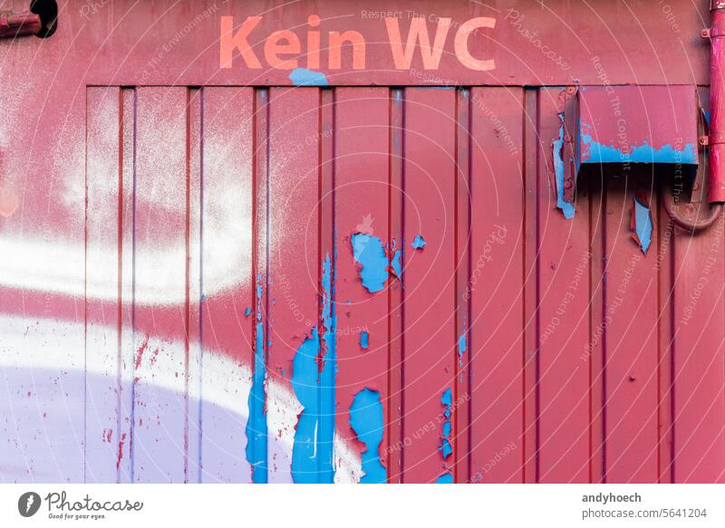 Ein Hinweis an einer Wand, dass dies kein WC ist, geschrieben in deutscher Sprache Bad Berlin Vorsicht Großstadt Sauberkeit Reinigen zugeklappt Kleiderschrank