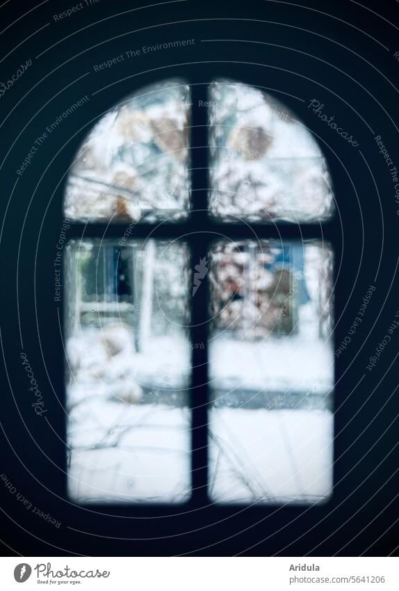 Winter hinterm Fenster Landschaft Unschärfe unscharf Schnee Fensterkreuz kalt Durchblick durchblicken