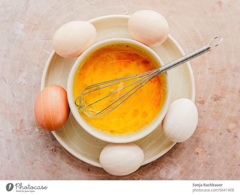 Rohes Rührei in einer Schüssel. Draufsicht. roh Frühstück Vorbereitung Lebensmittel frisch Ei Essen zubereiten Tisch Zutaten Farbfoto Foodfotografie Tradition