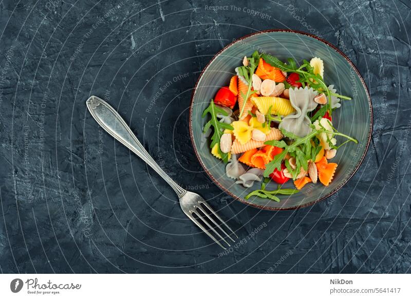 Gemüsesalat mit Nudeln, mediterrane Küche. Platz für Text gesunde Ernährung Spätzle Teller Diät Salatbeilage lecker Gesunde Ernährung mischen Vegetarier