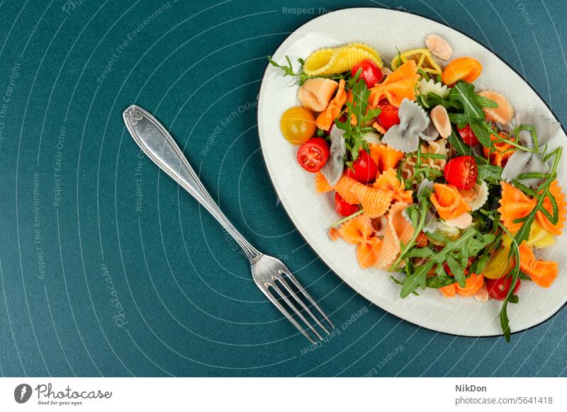 Nudelsalat mit Gemüse, Diät. Kraut Gesunde Ernährung Gesundheit lecker Veganer gesunde Ernährung Lebensmittel Kirschtomate Platz für Text Stilrichtung