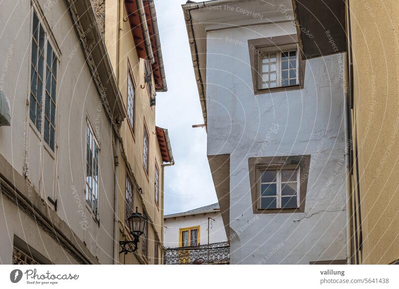 Bunte Straße in der Stadt Navia, Spanien Asturien Spanisch architektonisch Architektur Hintergrund Gebäude Farbe farbenfroh bunte Straße Konstruktion Fassade