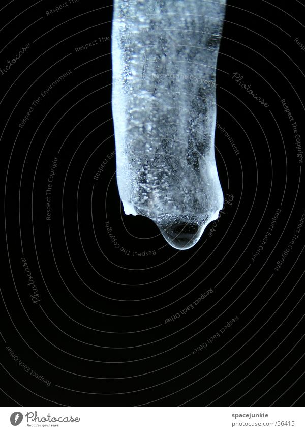 Eiszapfen (1) Wassertropfen weiß schwarz dunkel Makroaufnahme