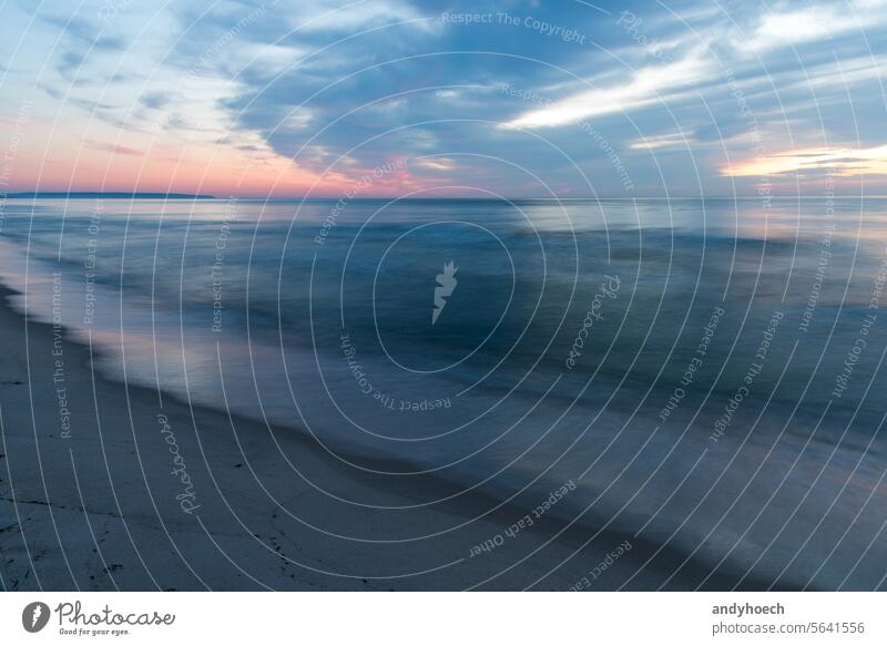 Das stille Meer in Langzeitbelichtung bei Sonnenuntergang abstrakt baltisch Ostsee Strand blau verschwommen Windstille Kap Arkona Wolken Küste Tag Ausflugsziel