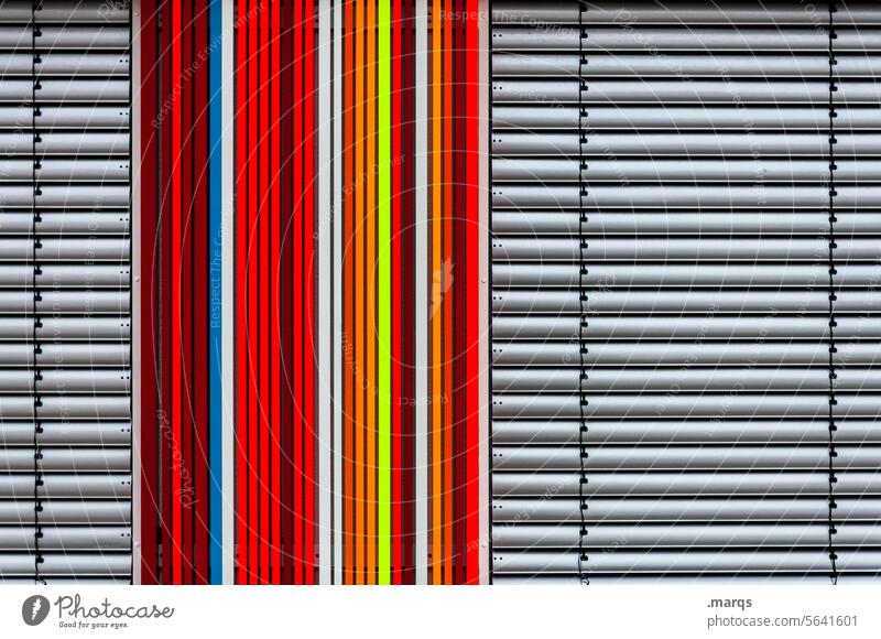 Sichtschutz grau Streifen Muster Lamellenjalousie Linie Jalousie Aluminium Ordnung geschlossen Kontrast Farbe rot gelb modern Geometrie