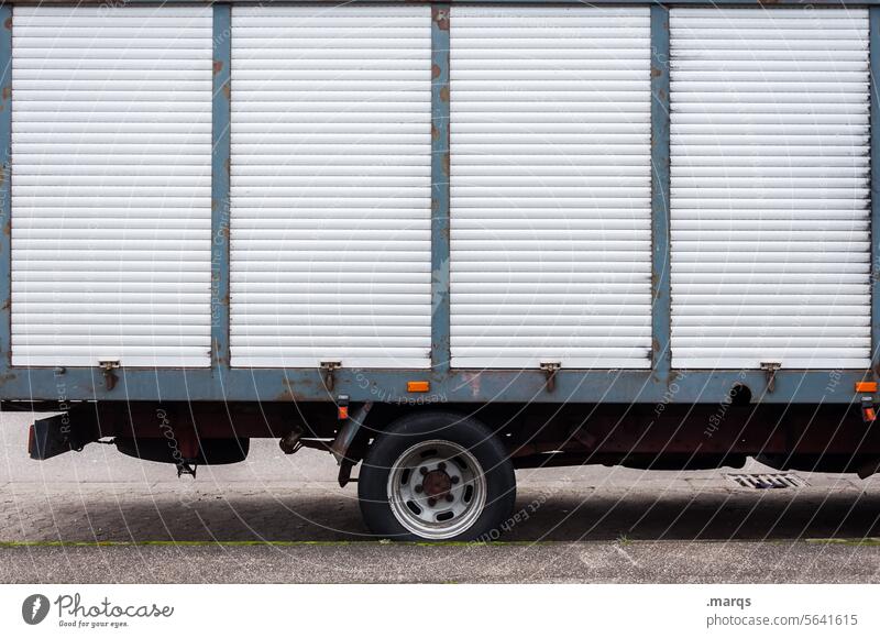 Sonntags geschlossen lkw Transporter Güterverkehr & Logistik Lastwagen Verkehr Rollladen Spedition Fracht transport Mobilität Seitenansicht