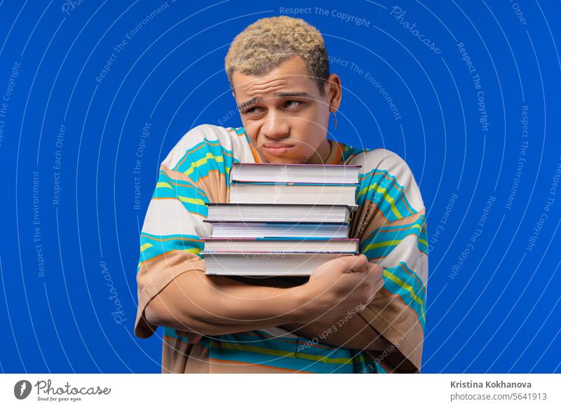 Fauler Student ist unzufrieden mit der Menge an Büchern und Hausaufgaben in der High School Erwachsener Werbung Afroamerikaner attraktiv schön Buch gelangweilt