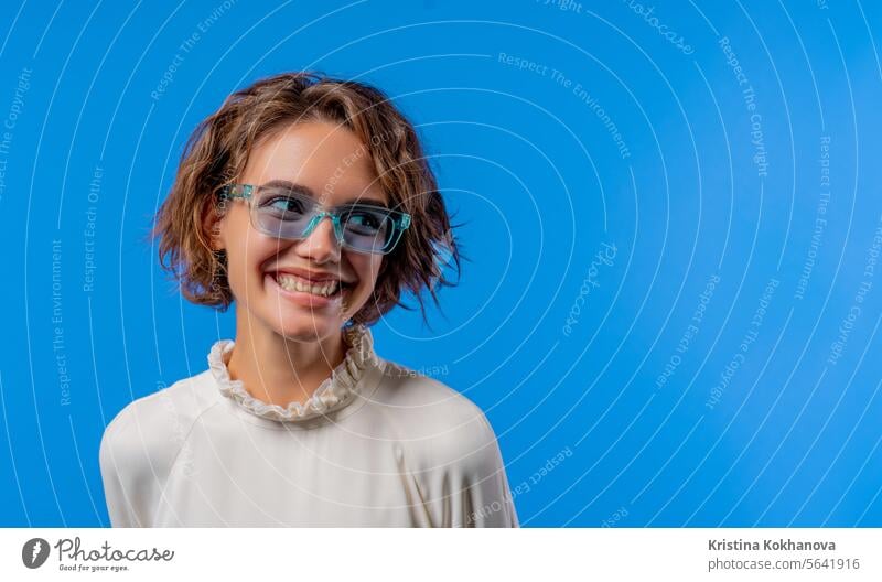 Lächelnde Frau mit transparenter blauer Brille. Positive stilvolle Dame Kopie Raum. Erwachsener einigen Antwort Freundin Antworten Genehmigung attraktiv
