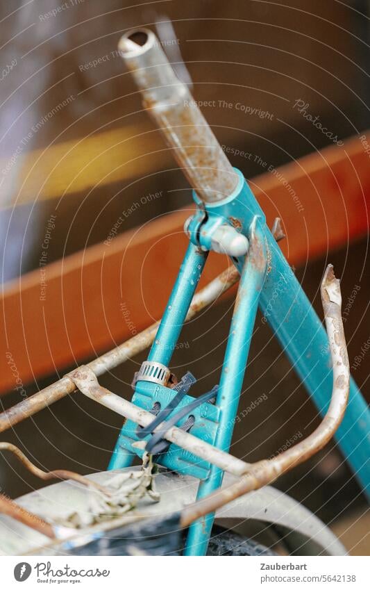 Schrottiges Fahrrad, Sattelstütze ohne Sattel, Rahmen in blau, Rostspuren rost kobalt Träger Gepäckträger Linien Verkehrswende Verkehrsmittel Fahrradfahren Rad