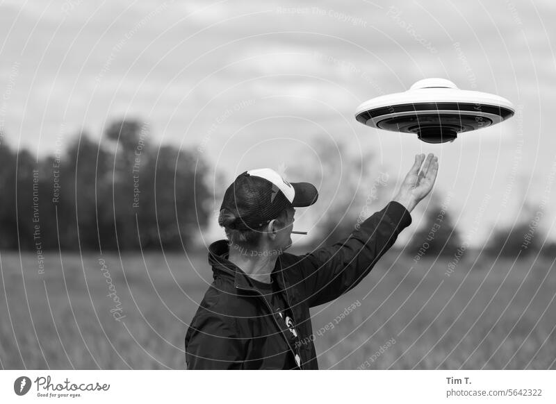 Generiertes Bild Erster Kontakt Mann UFO s/w Zigarette Porträt Schwarzweißfoto drohne freizeit
