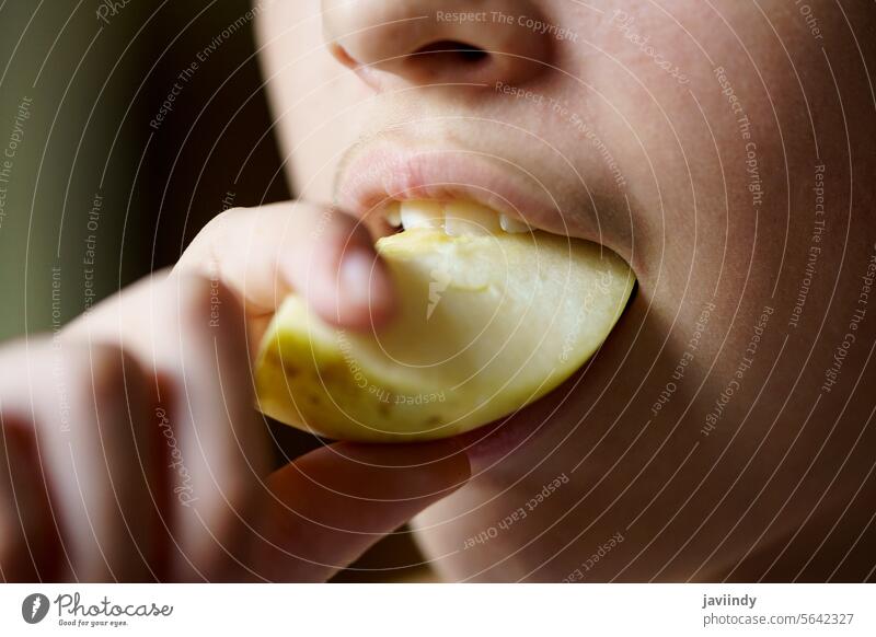 Unkenntlich gemachtes junges Mädchen, das in ein frisches, saftiges Apfelstück beißt Biss Scheibe Gesundheit Frucht Vitamin Ernährung essen lecker Lebensmittel