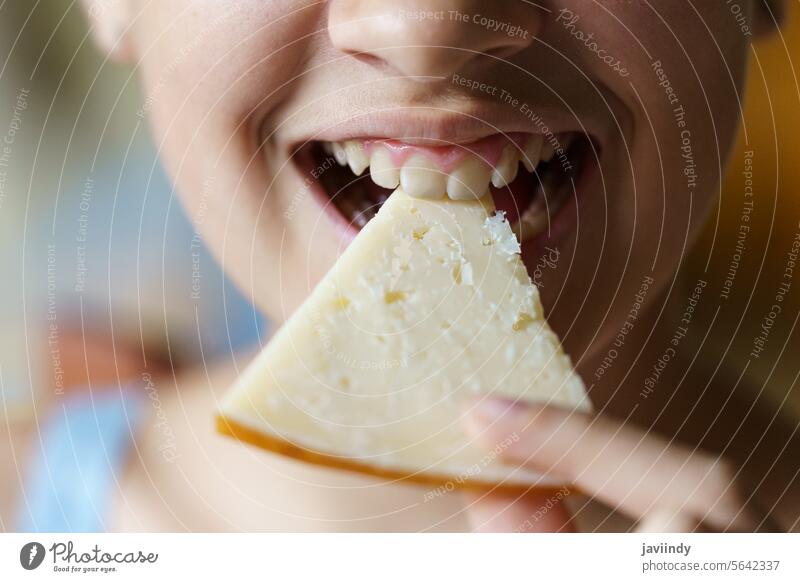 Anonymes jugendliches Mädchen isst eine Scheibe Frischkäse Käse Biss frisch Gesundheit Vitamin Ernährung essen Zähne Lebensmittel lecker Teenager geschmackvoll