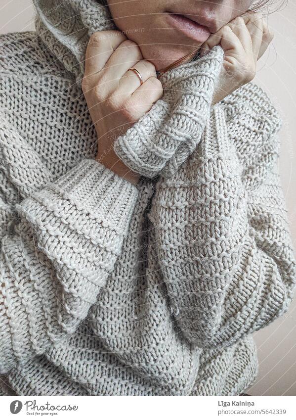 Gemütlich sein in einem großen warmen Pullover Wollpullover Bekleidung Wolle Farbfoto Mode weich Winter Wärme Frau Innenaufnahme stricken Strickwaren Komfort