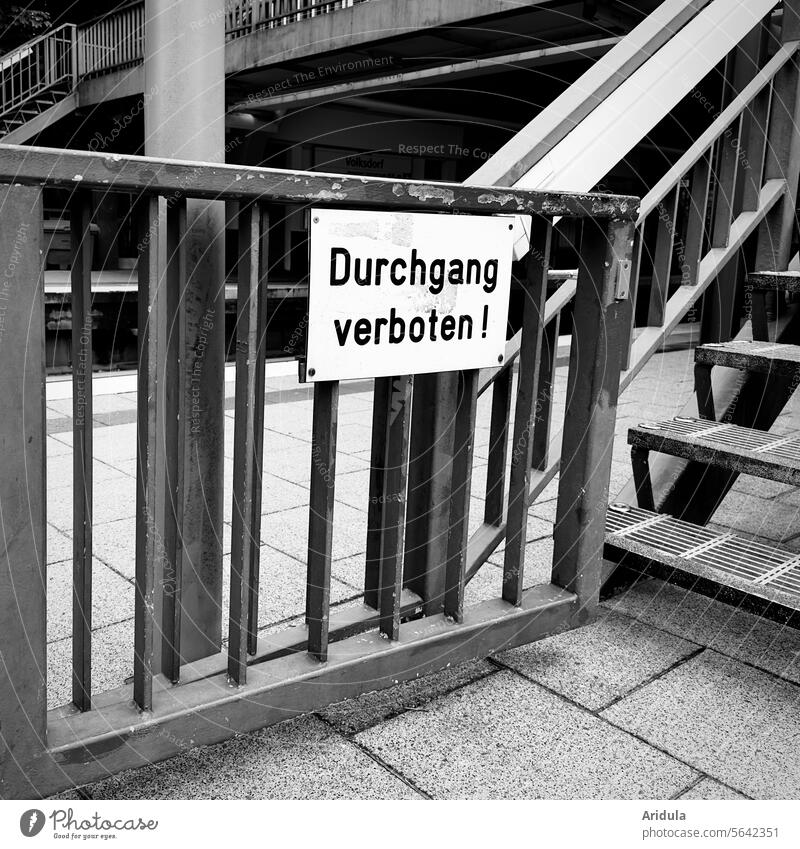 … dann macht doch das Tor zu … Durchgang verboten Schilder & Markierungen U-Bahnstation Verbot Verbotsschild Sicherheit Zeichen Schriftzeichen Gitter Zaun