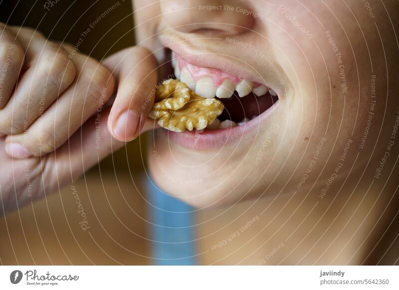 Crop unerkennbar Teenager-Mädchen essen gesunde Walnuss Walnussholz Gesundheit Nut hungrig frisch Kernel Lebensmittel Ernährung Biss Diät Snack Protein Vitamin