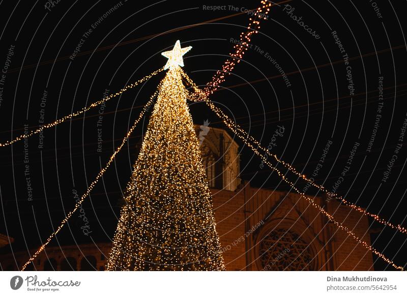 Weihnachtsbaum Lichter festliche Dekoration in Hauptplatz der Stadt. Beleuchtung und Feier eines Feiertags. klarer Bokeh Weihnachten Baum Illumination