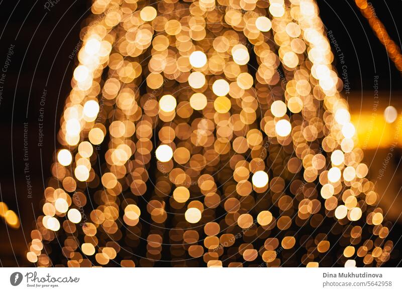 Weihnachtsbaum Lichter festliche Bokeh Hintergrund. Beleuchtung und Feier eines Feiertags. Weihnachten Baum Illumination traditionell Deutsch Weihnachtsmarkt
