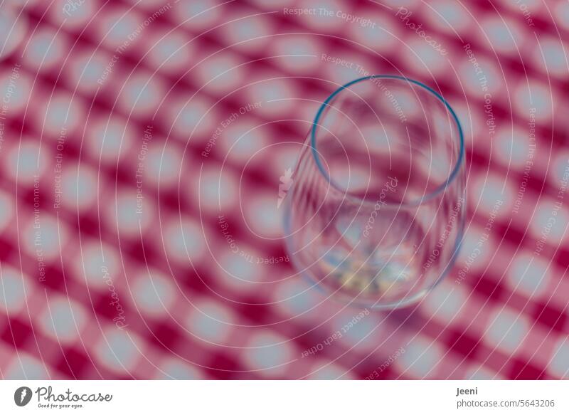 Ein Weinglas auf rot karierter Tischdecke Muster Italien Italienisch genießen Alkohol Getränk trinken Glas Lebensstil Weißwein Sommer genuss Lifestyle