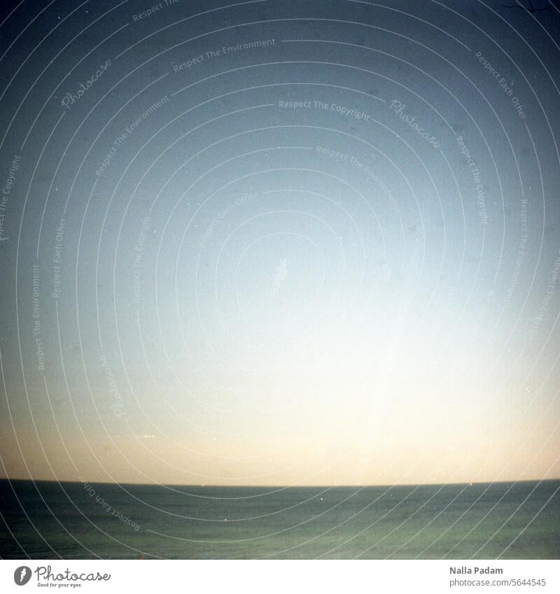 Gebogener Horizont analog Analogfoto Farbe Farbfoto Wasser Meer Ostsee blau Außenaufnahme Himmel Natur