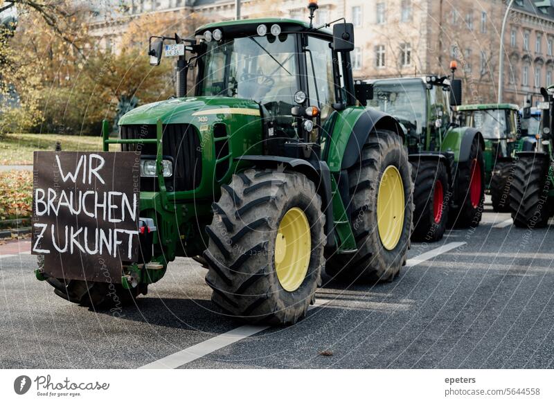 Traktoren mit Protestschildern während einer Bauerndemo in Deutschland bauern protest demonstration landwirt landwirte Agrarwirtschaft agrarreform hamburg