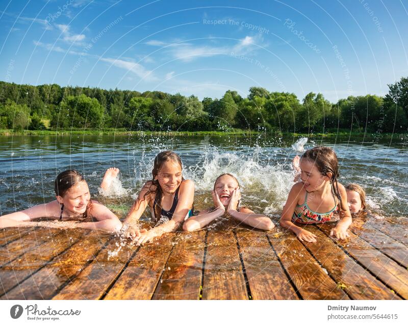 Glückliche Kinder genießen die Sommerferien Aktivität offen sorgenfrei Kindheit Schiffsdeck Emotion Genuss Freunde Freundschaft Spaß Mädchen Menschengruppe
