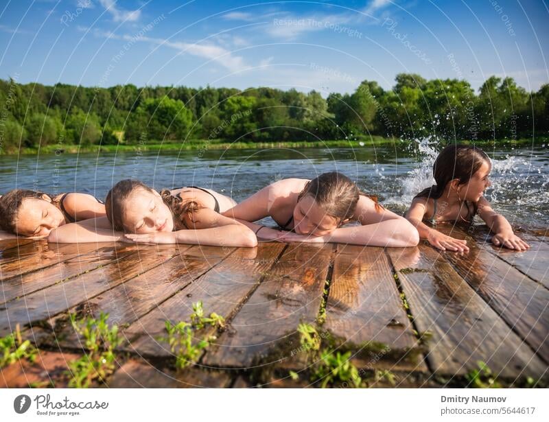 Kinder genießen die Sommerferien an einem See Windstille offen sorgenfrei Kindheit Schiffsdeck Genuss Freunde Freundschaft Mädchen Menschengruppe Feiertage