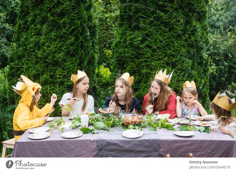 Kinder feiern Geburtstagsparty im grünen Garten Jahrestag Hinterhof offen Kaukasier zu feiern Feier Kindheit Tracht Krone Dekor Dekoration & Verzierung