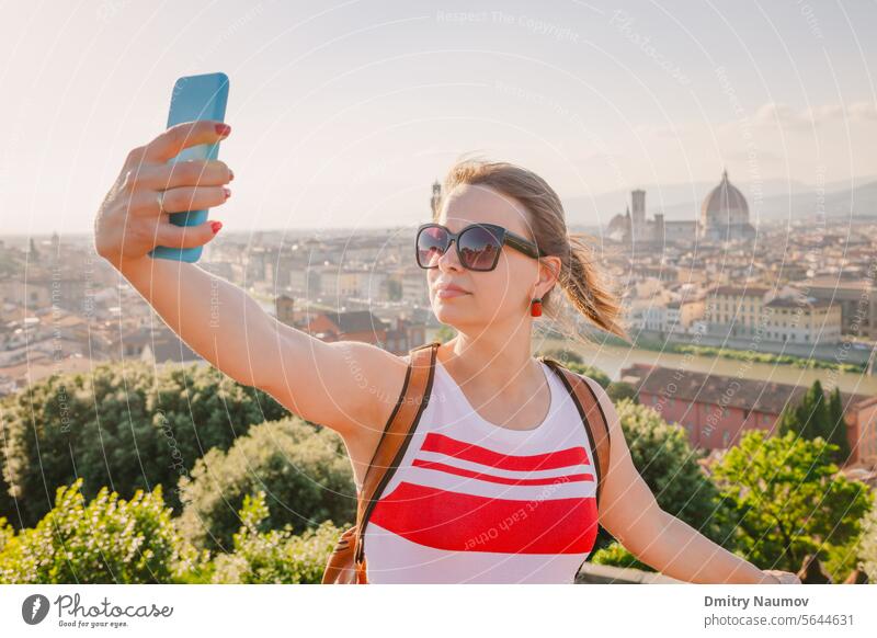 Tourist nimmt Selfie mit Florenz Stadtbild Toskana Italien Fotografieren toskanisch Fotokamera entfernt Europäer Abend brennen Mädchen Feiertag Italienisch